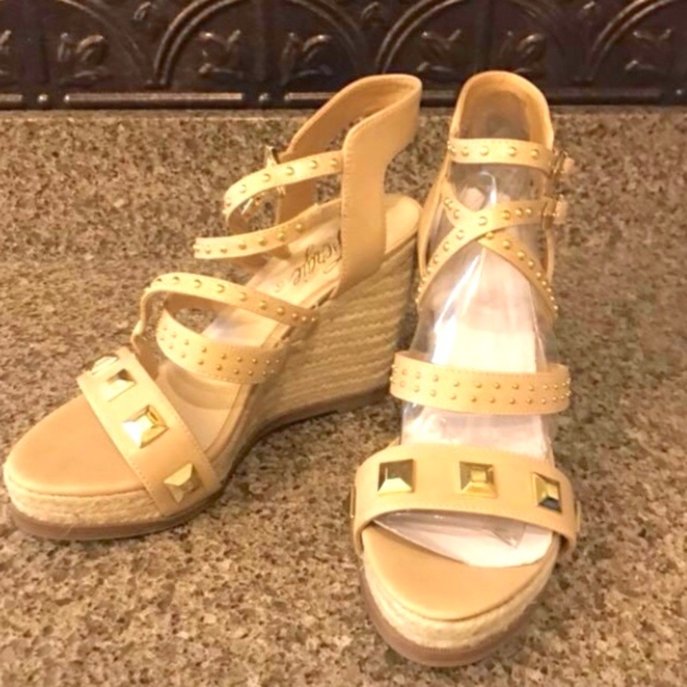 NEW! Nude wedges with gold accents